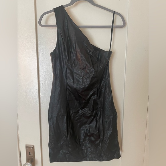 One shoulder black mini Dress - Picture 2 of 3